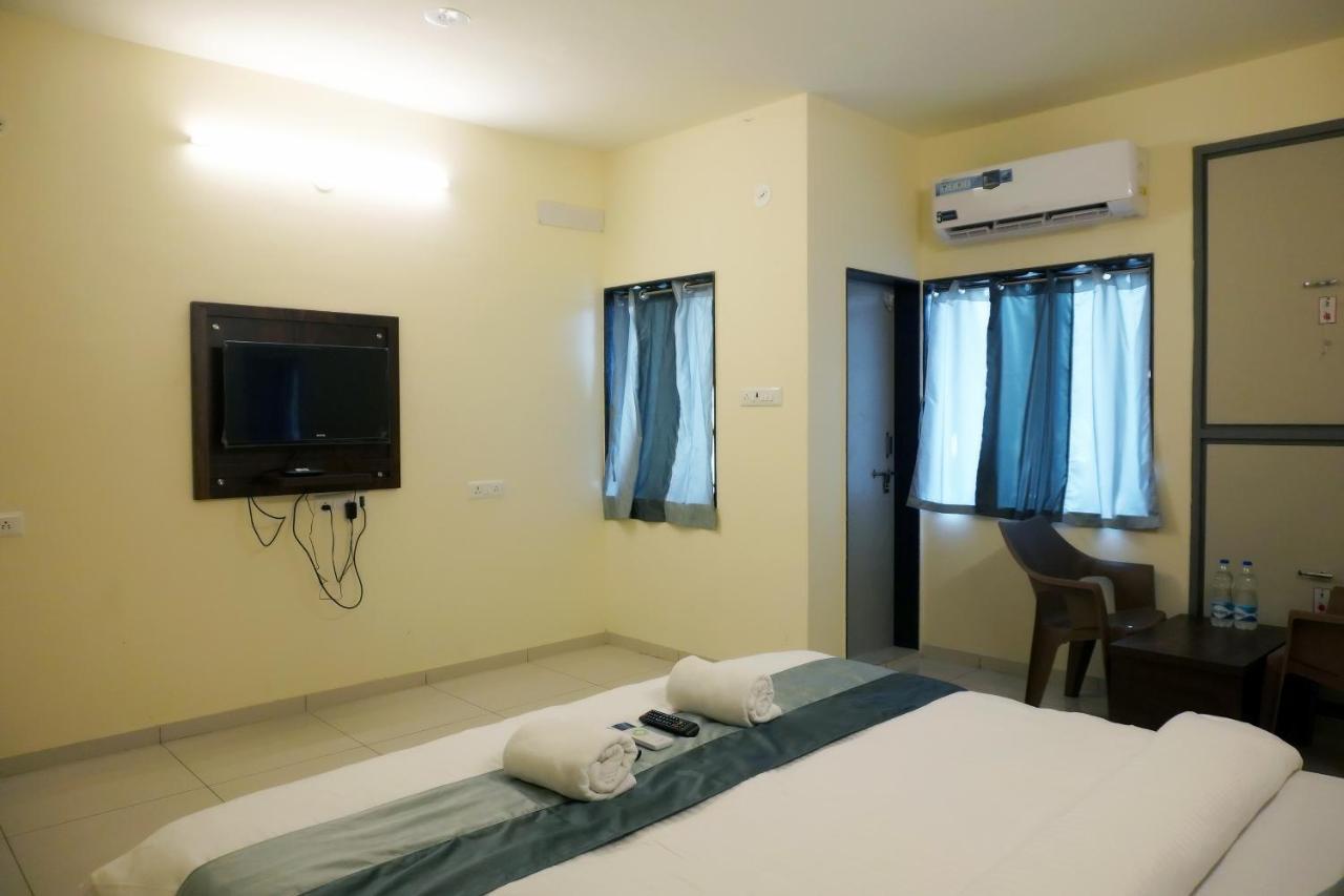 Hotel Nova Sk Rajkot Buitenkant foto