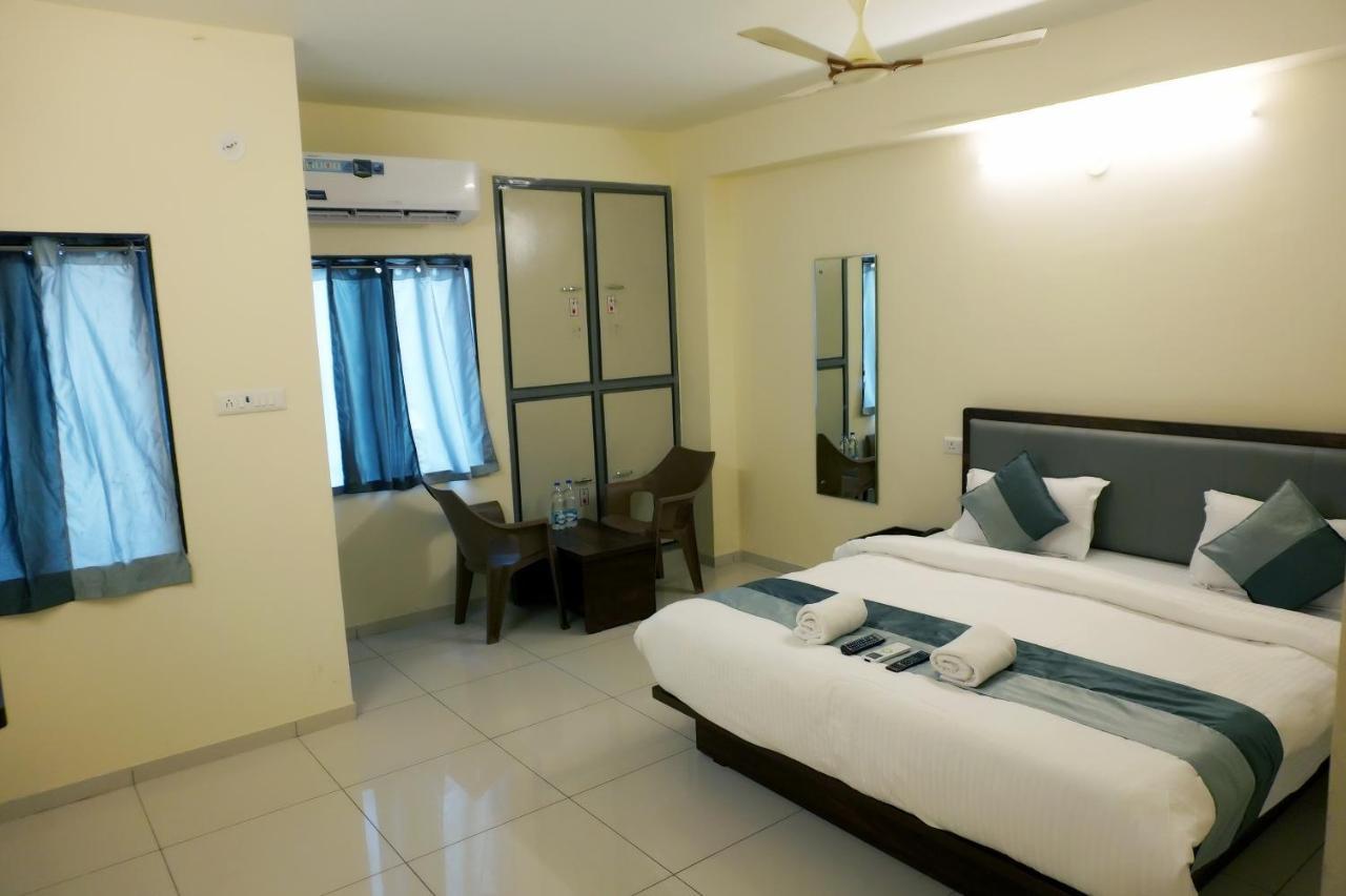 Hotel Nova Sk Rajkot Buitenkant foto