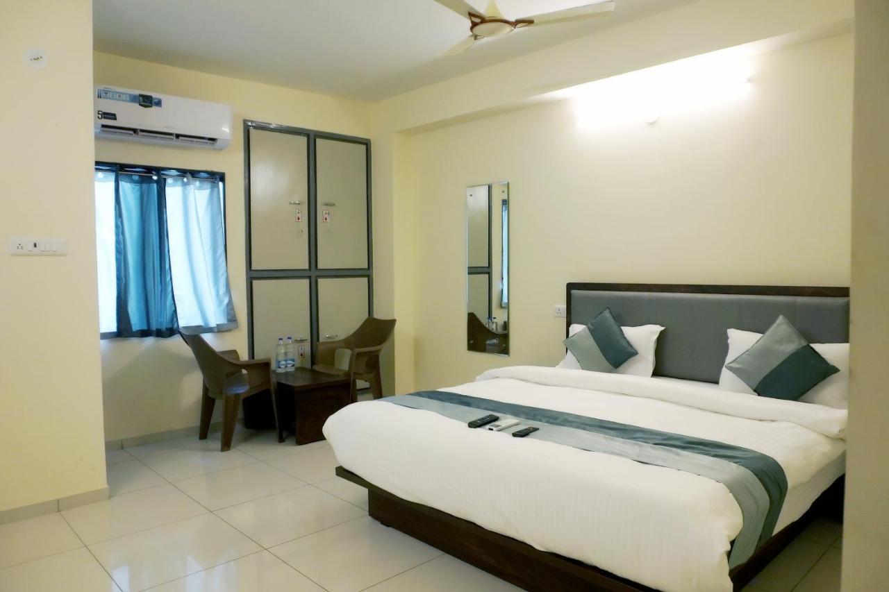 Hotel Nova Sk Rajkot Buitenkant foto