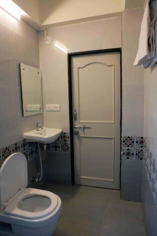Hotel Nova Sk Rajkot Buitenkant foto