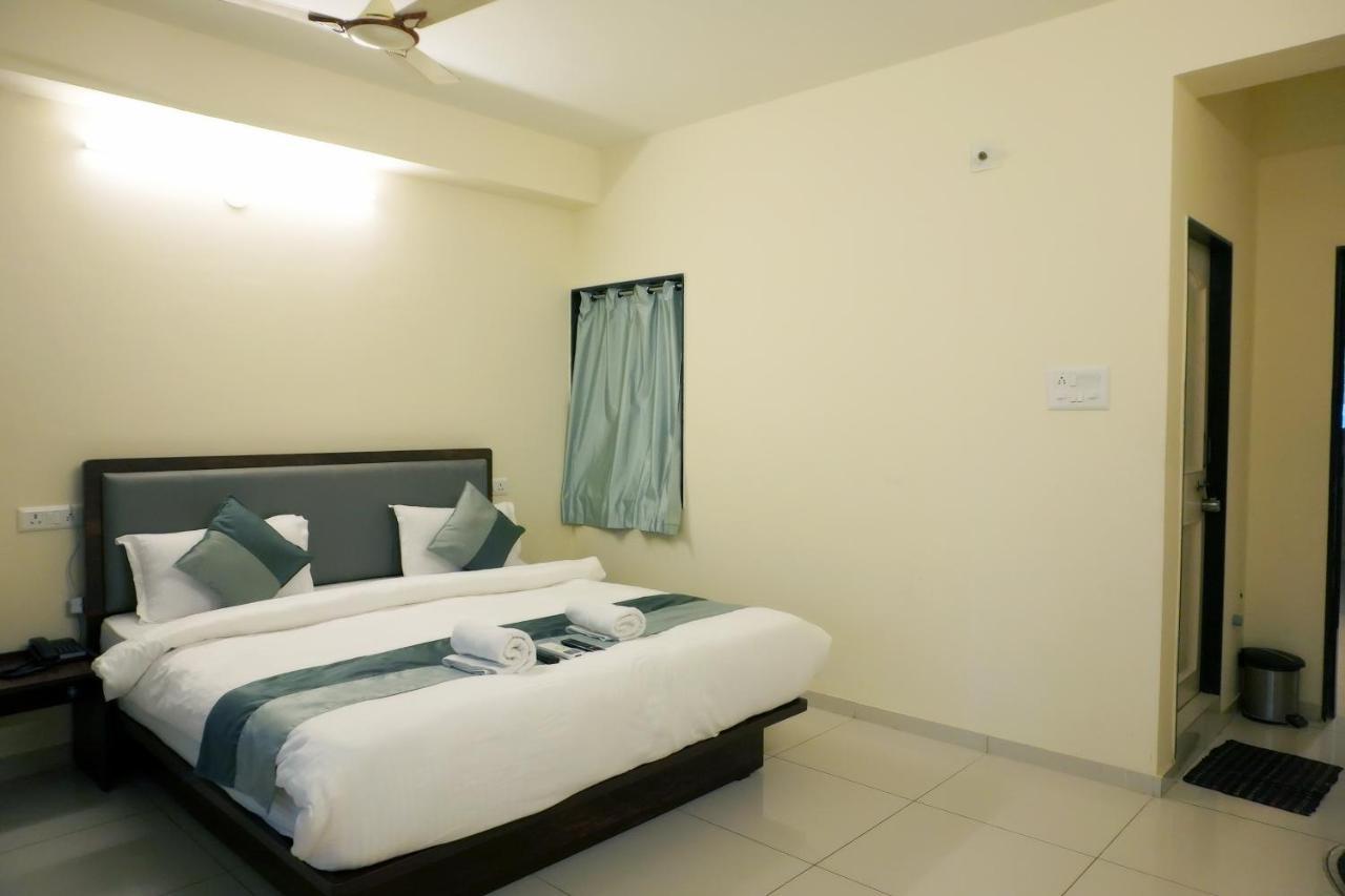 Hotel Nova Sk Rajkot Buitenkant foto