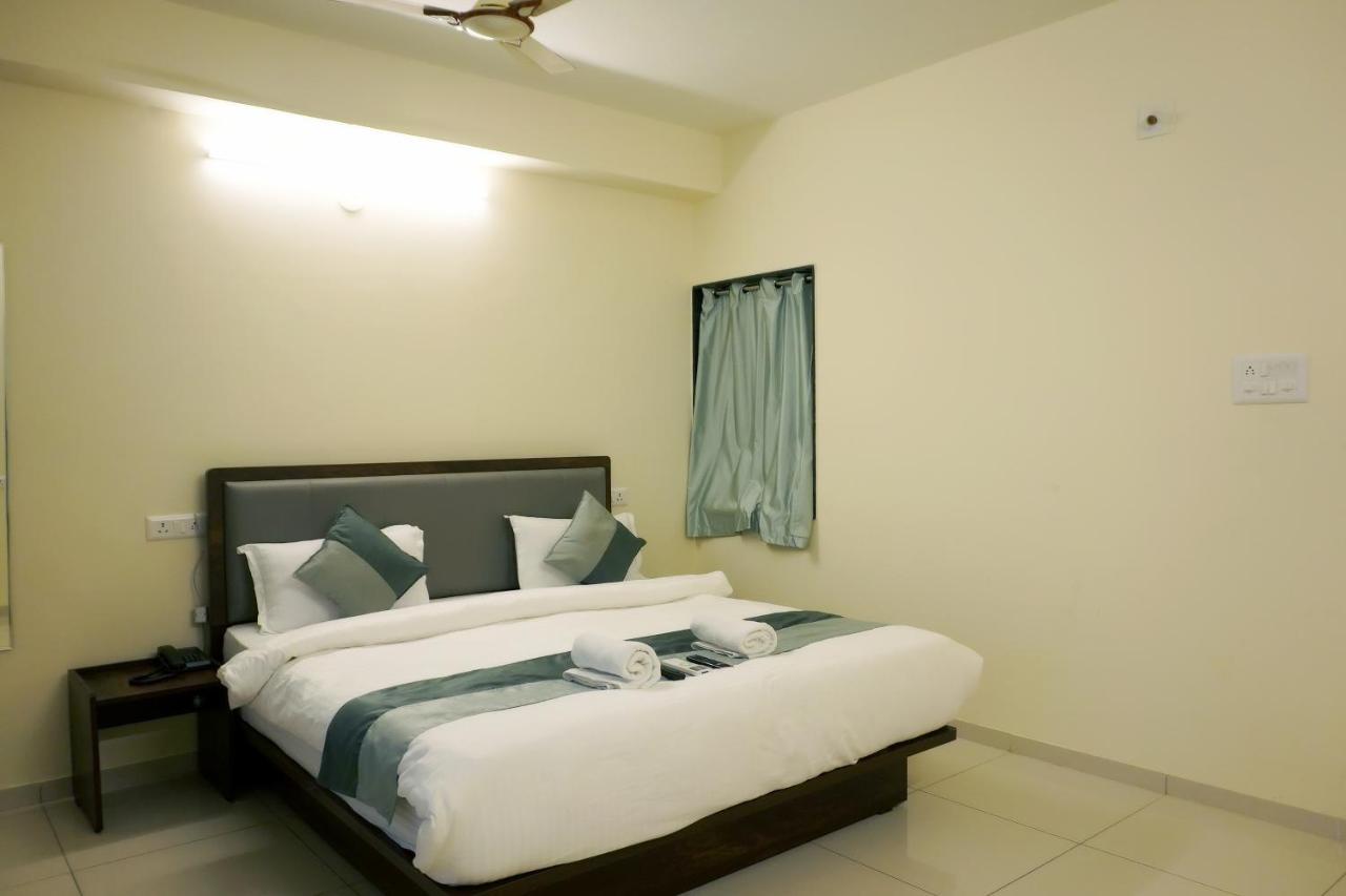 Hotel Nova Sk Rajkot Buitenkant foto