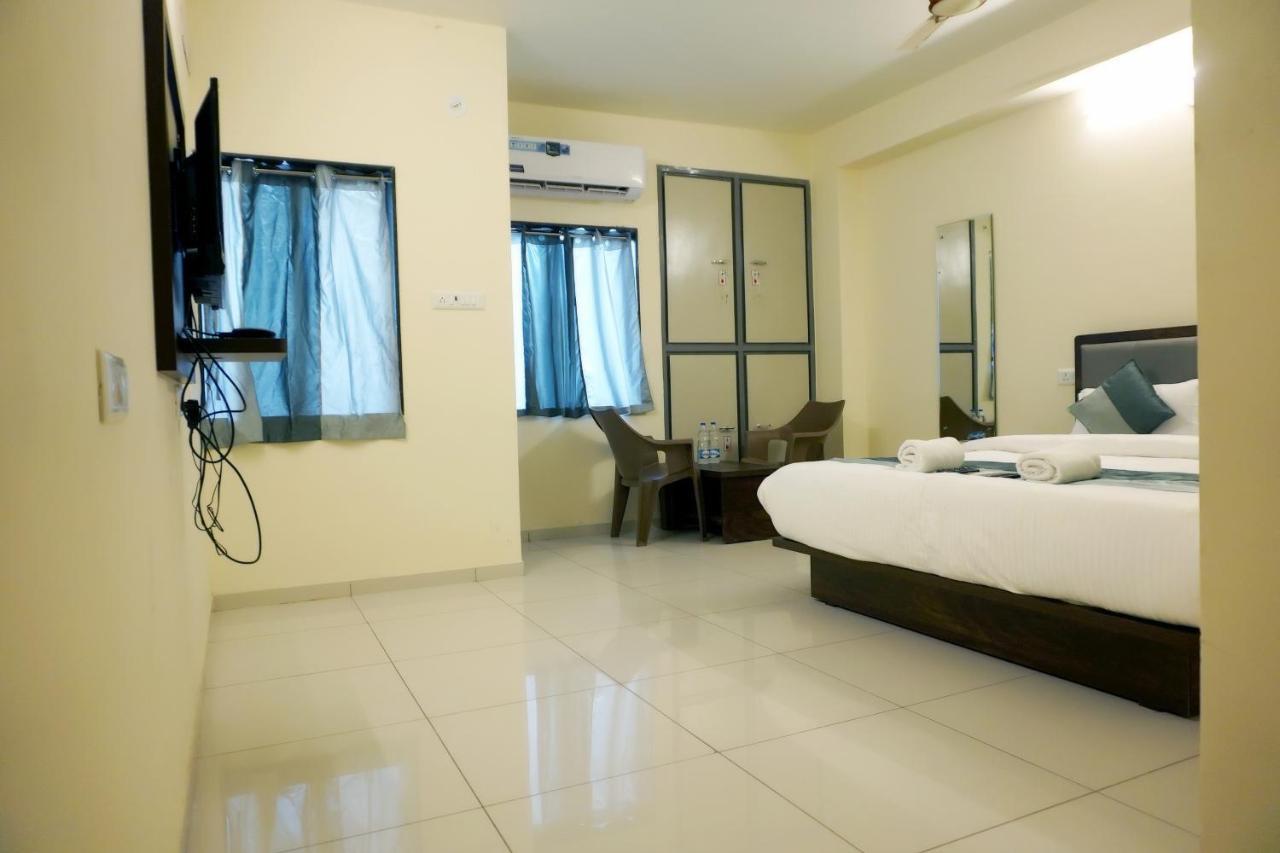 Hotel Nova Sk Rajkot Buitenkant foto