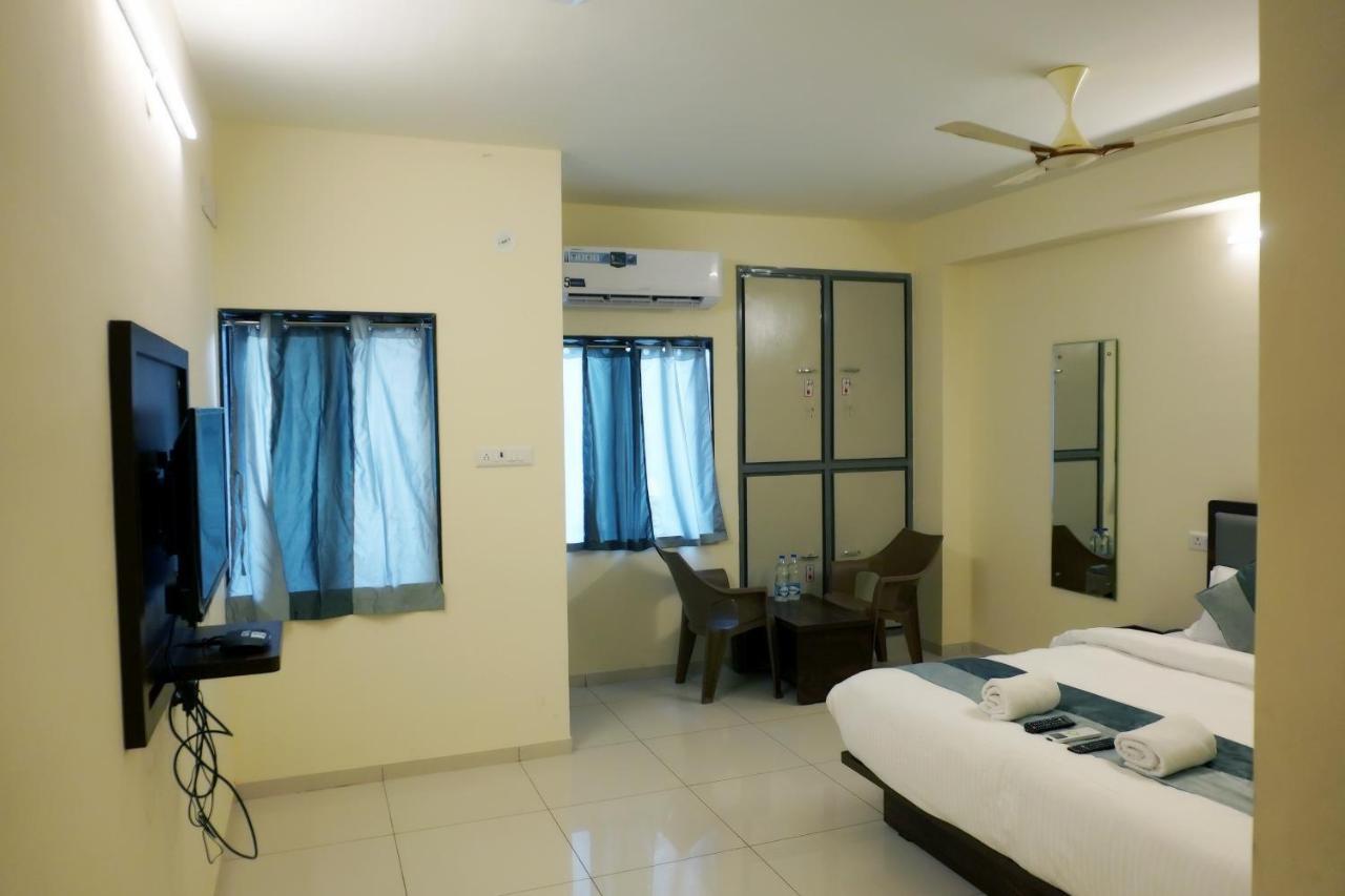 Hotel Nova Sk Rajkot Buitenkant foto
