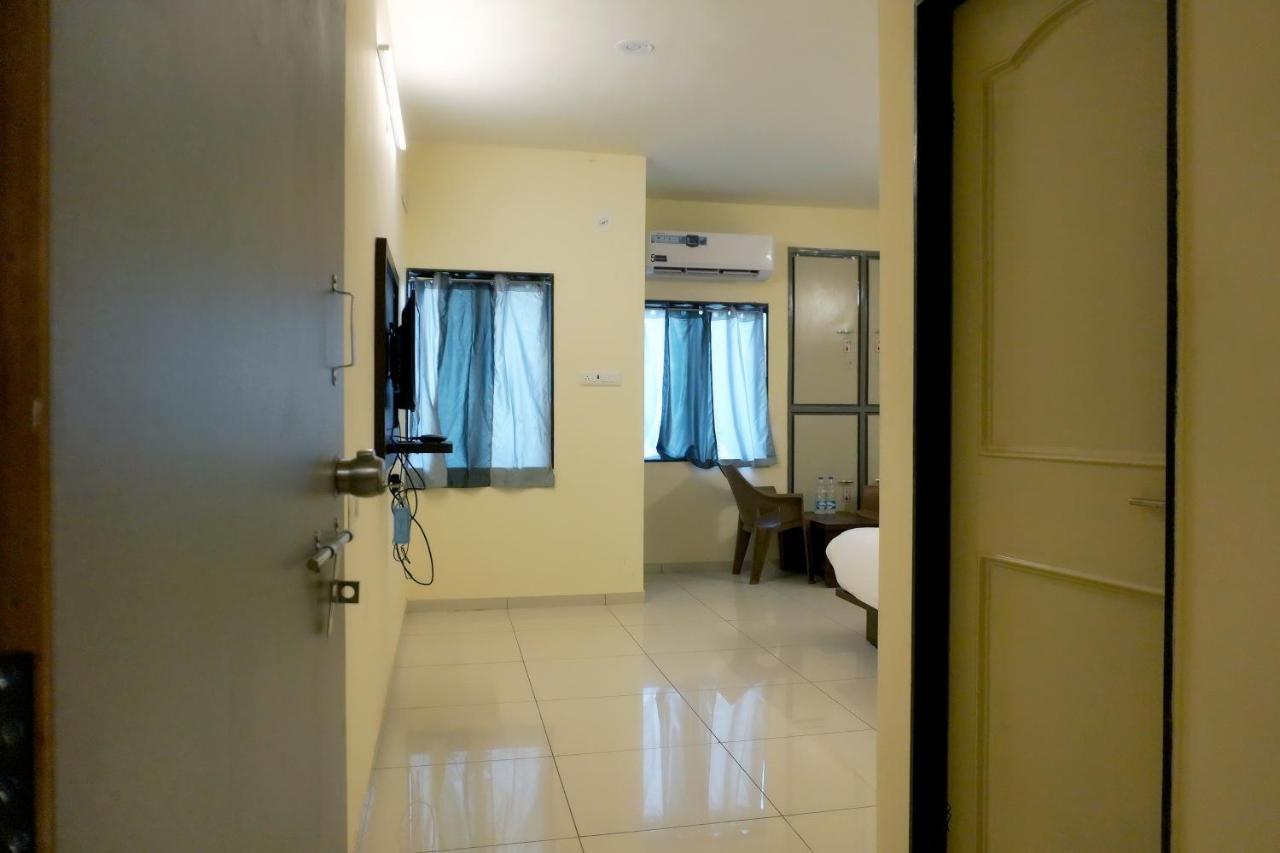 Hotel Nova Sk Rajkot Buitenkant foto